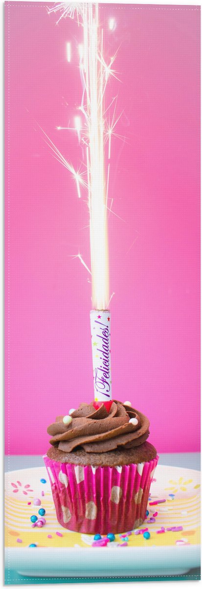 Vlag - Verjaardagscupcake met Chocolade Topping en Fontein - 20x60 cm Foto op Polyester Vl