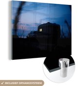 MuchoWow® Glasschilderij 160x120 cm - Schilderij acrylglas - Caravan in de schemering - Foto op glas - Schilderijen