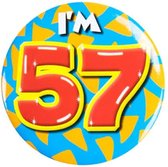 Button 57 Jaar - Button met speld (55mm) - Leeftijd badge - 57 Jaar versiering - Accessoires - Rozet I'm 57 - Verjaardag jongen / meisje / man / vrouw - Button 57 Jaar