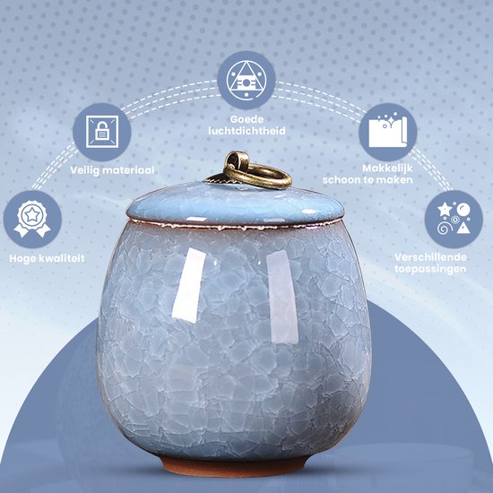 Hemelsblauwe keramische pot met deksel, krakelglazuur en gouden ring, met iconen die 'Veilig materiaal', 'Hoge kwaliteit', 'Goede luchtdichtheid', 'Makkelijk schoon te maken' en 'Verschillende toepassingen' aanduiden.