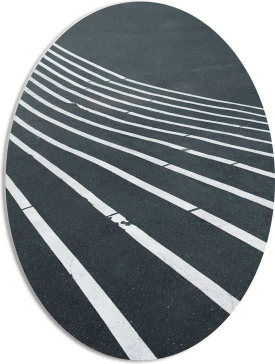 PVC Schuimplaat Ovaal - Witte Lijnen o0p Golvende Ondergrond - 42x56 cm Foto op Ovaal (Met Ophangsysteem)