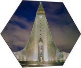 Dibond Hexagon - Grote Witte Kerk in Reykjavik, IJsland - 80x69.6 cm Foto op Hexagon (Met Ophangsysteem)