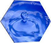 Dibond Hexagon - Waterdruppel in Blauw Water - 70x60.9 cm Foto op Hexagon (Met Ophangsysteem)
