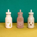Drie kinder drinkflessen: een lichtgele met eenhoorn, een roze met kat en een beige met hond.