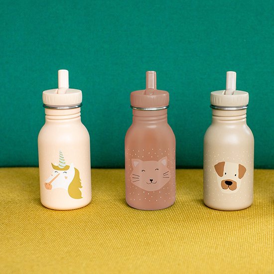 Drie kinder drinkflessen: een lichtgele met eenhoorn, een roze met kat en een beige met hond.