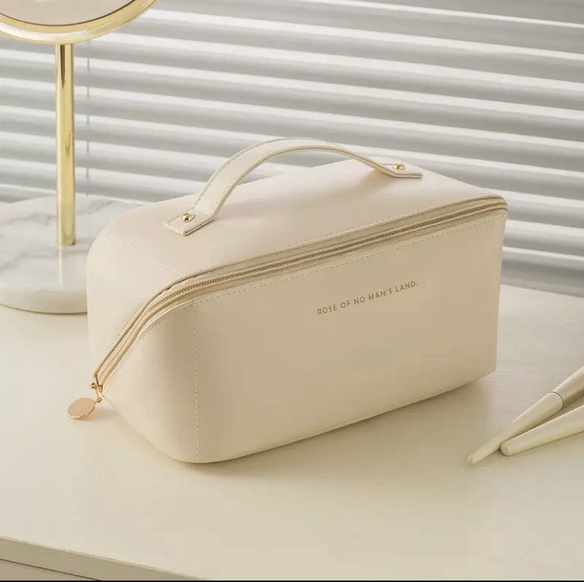 Luxe Make-up Tas Beige + Beauty Blender Spons - Toilettas - Reistas - Tas Voor Toilet Artikelen - Beauty case - Cosmetica tas - Handige Make-up Tas - Make-up Organizer - Skincare Organizer - Reis Toilettas - Multifunctionele Make-up Tasje - Case Tool op Prijzenvolger.com