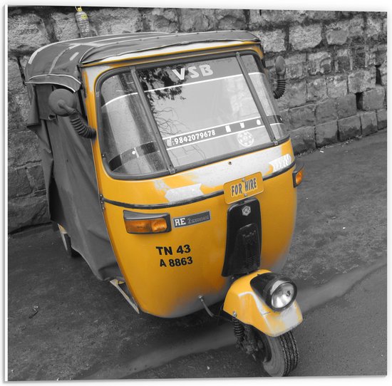 PVC Schuimplaat- (Deels) Gele Tuktuk Geparkeerd op Stoep (Zwart- wit) - 50x50 cm Foto op PVC Schuimplaat