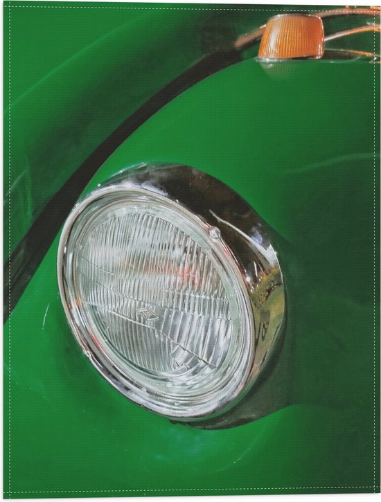 Vlag - Close-up van Ouderwetse Koplamp op Groenkleurige Auto - 30x40 cm Foto op Polyester Vlag