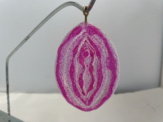 Foto: Crazy kerstboomhanger in de vorm van een flamoes vagina deze kan je in de kerstboom hangen als decoratie en als kunstobject kleur roze en roze glitter