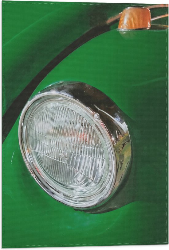 Vlag - Close-up van Ouderwetse Koplamp op Groenkleurige Auto - 40x60 cm Foto op Polyester Vlag