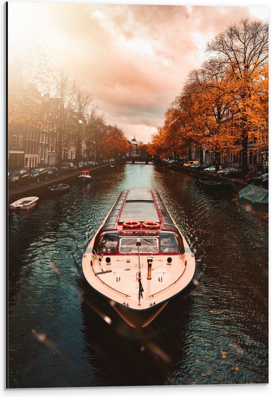 Dibond - Traditionele Amsterdamse Toeristenboot door de Grachten tijdens de Herfst - 40x60 cm Foto op Aluminium (Wanddecoratie van metaal)