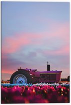 Dibond - Felroze Tractor Geparkeerd in het Bloemenveld - 70x105 cm Foto op Aluminium (Met Ophangsysteem)