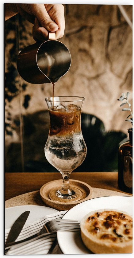Dibond - Koffie in Glas in Café - 50x100 cm Foto op Aluminium (Met Ophangsysteem)