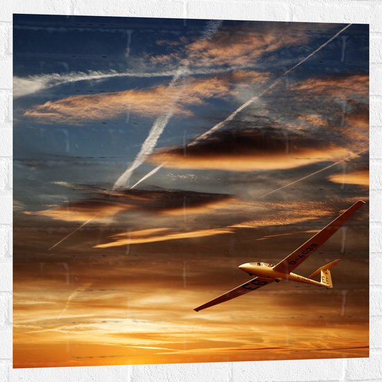Muursticker - Wit Zweefvliegtuig Vliegend tijdens Zonsondergang - 80x80 cm Foto op Muursticker