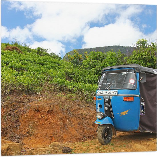 Vlag - Blauwe Tuktuk Geparkeerd voor Heuvel - 80x80 cm Foto op Polyester Vlag