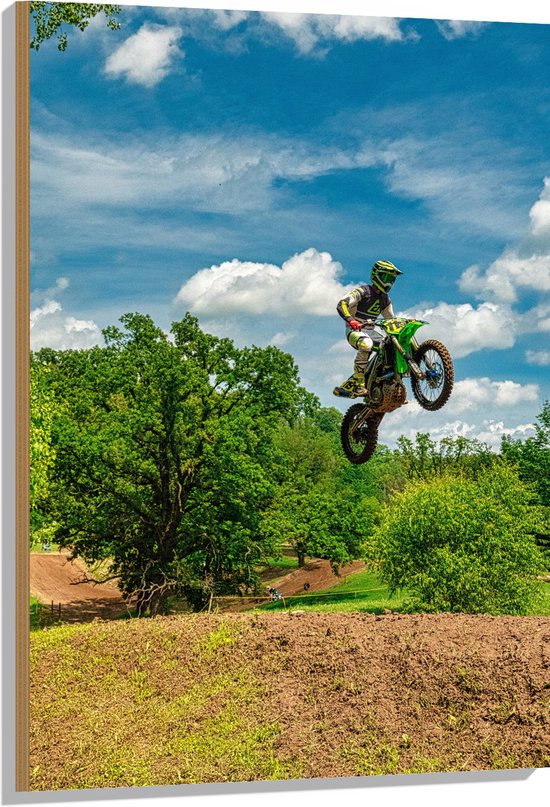 Hout - Groene Motorcrosser op Parcours in de Bossen - 70x105 cm - 9 mm dik - Foto op Hout (Met Ophangsysteem)