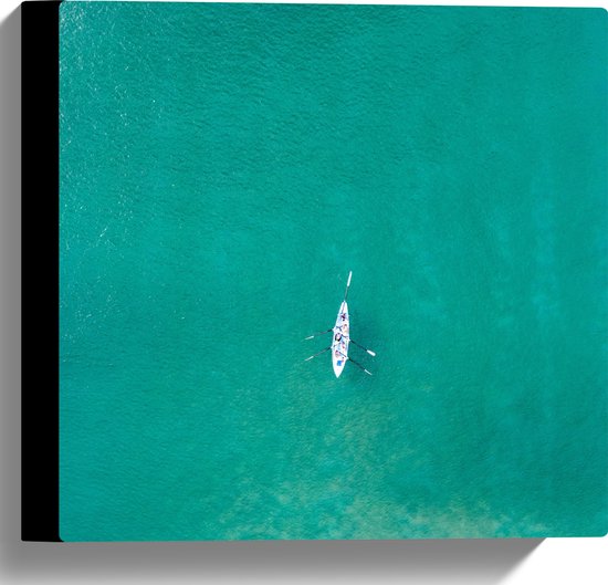 Canvas - Bovenaanzicht van Sporters in Kano op Felblauwe Oceaan - 30x30 cm Foto op Canvas Schilderij (Wanddecoratie op Canvas)