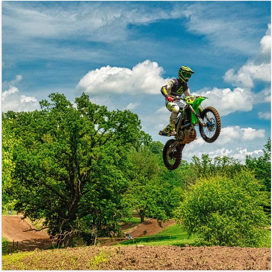 Poster Glanzend – Groene Motorcrosser op Parcours in de Bossen - 50x50 cm Foto op Posterpapier met Glanzende Afwerking