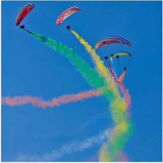 Poster (Mat) - Vliegshow van Paragliders met Kleurrijke Rook - 50x50 cm Foto op Posterpapier met een Matte look