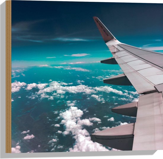 Hout - Vleugel van Passagiersvliegtuig Vliegend Boven Schapenwolken - 50x50 cm - 9 mm dik - Foto op Hout (Met Ophangsysteem)