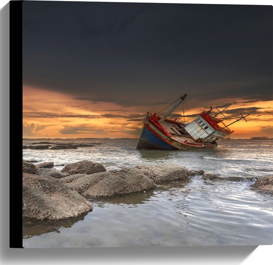 Canvas - Zakkend Scheepswrak bij Rotsen in de Zee bij Zonsondergang - 40x40 cm Foto op Canvas Schilderij (Wanddecoratie op Canvas)