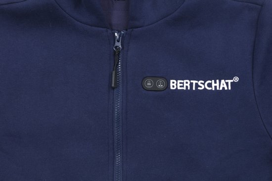 Close-up van de rits van een donkerblauwe hoodie met "BERTSCHAT" logo.