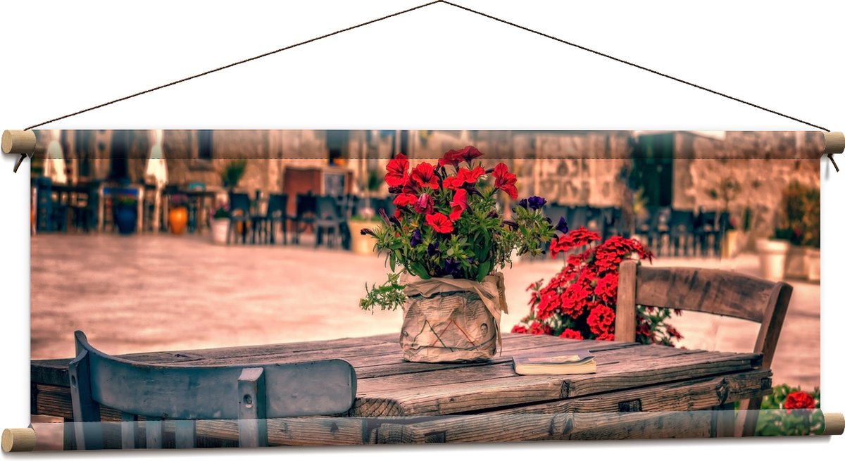 Textielposter - Tafel - Pleintje - Bloemen - Stoelen - Parasol - Kleuren - 90x30 cm Foto o