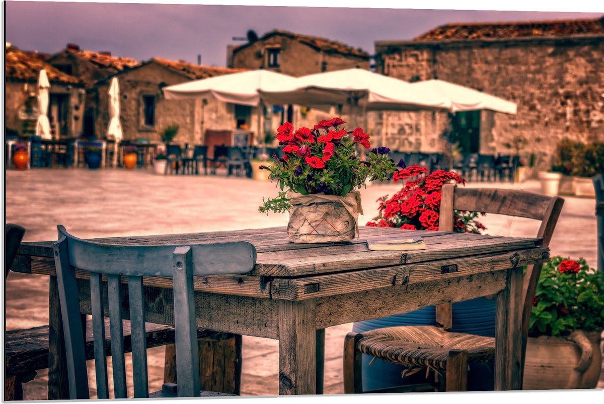 Dibond - Tafel - Pleintje - Bloemen - Stoelen - Parasol - Kleuren - 90x60 cm Foto op Aluminium (Wanddecoratie van metaal)