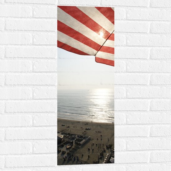 Muursticker - Strand - Zee - Zand - Parasol - Mensen - Strandtent - Zon - 30x90 cm Foto op Muursticker