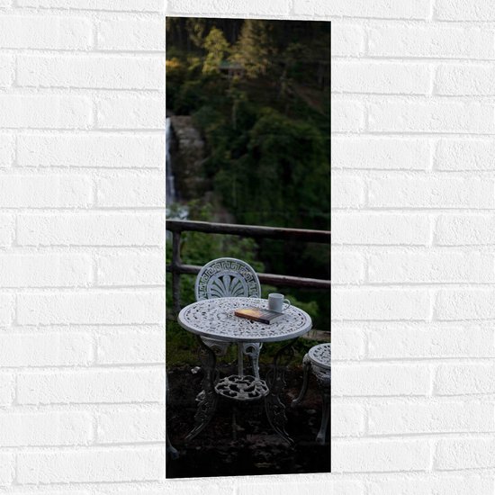 Foto: Muursticker tafel stoelen boek beker water waterval bomen planten 30x90 cm foto op muursticker