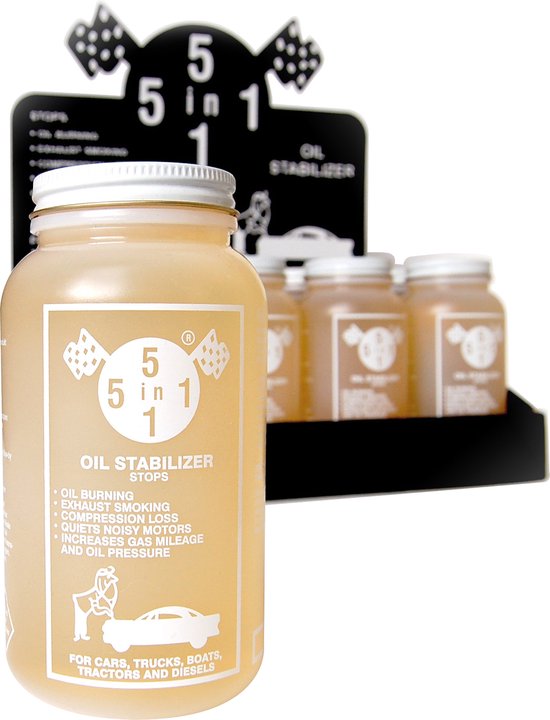 Plastic fles met lichtgele vloeistof en het '5 in 1' logo. Achtergrond met een display van meerdere flessen.