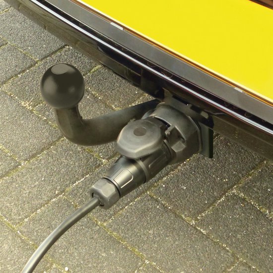 Een zwarte 13-polige stekker, verbonden met een kabel en aangesloten op een trekhaak.