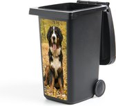 Container sticker Een Berner Sennenhond met mooie herfstbladeren - 44x98 cm - Kliko sticker