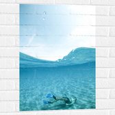 Muursticker - Water - Zee - Persoon - Duiken - Snorkelen - Blauw - 50x75 cm Foto op Muursticker