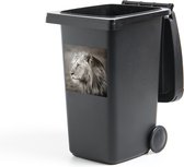 Container sticker Leeuw in zwart wit - Wegkijkende leeuw Klikosticker - 40x40 cm - kliko sticker - weerbestendige containersticker
