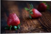 Dibond - Aardbeien op Houten Tafel - 90x60 cm Foto op Aluminium (Met Ophangsysteem)