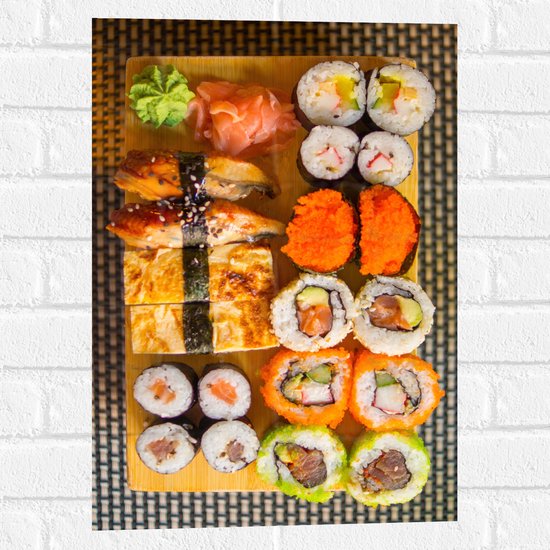 Muursticker - Houten Plateau Gevuld met Verschillende Smaken Sushi - 40x60 cm Foto op Muursticker