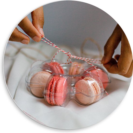 PVC Schuimplaat Muurcirkel - Macarons in Plastic Bakje met Strik - 50x50 cm Foto op Muurcirkel (met ophangsysteem)