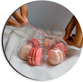 Dibond Muurcirkel - Macarons in Plastic Bakje met Strik - 20x20 cm Foto op Aluminium Muurcirkel (met ophangsysteem)