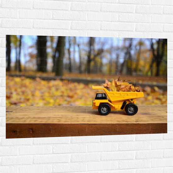 Muursticker - Gele Mini Kiepwagen Gevuld met Herfstbladeren in het Bos - 120x80 cm Foto op Muursticker