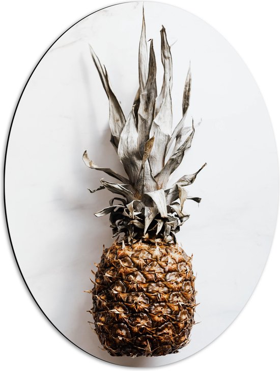 Dibond Ovaal - Ananas op Witte Achtergrond - 51x68 cm Foto op Ovaal (Met Ophangsysteem)