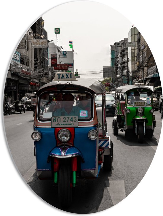 PVC Schuimplaat Ovaal - Tuktuks Rijdend door de Straten van de Stad - 42x56 cm Foto op Ovaal (Met Ophangsysteem)