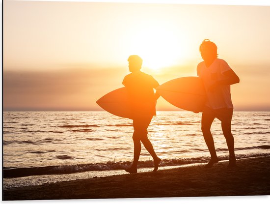 Dibond - Duo met Surfplanken op het Strand tijdens de Ondergaande Zon - 80x60 cm Foto op Aluminium (Met Ophangsysteem)