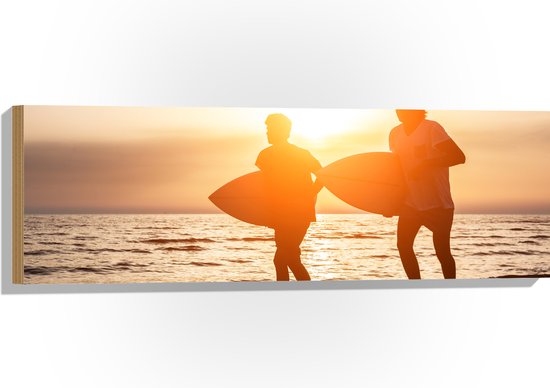 Hout - Duo met Surfplanken op het Strand tijdens de Ondergaande Zon - 90x30 cm - 9 mm dik - Foto op Hout (Met Ophangsysteem)