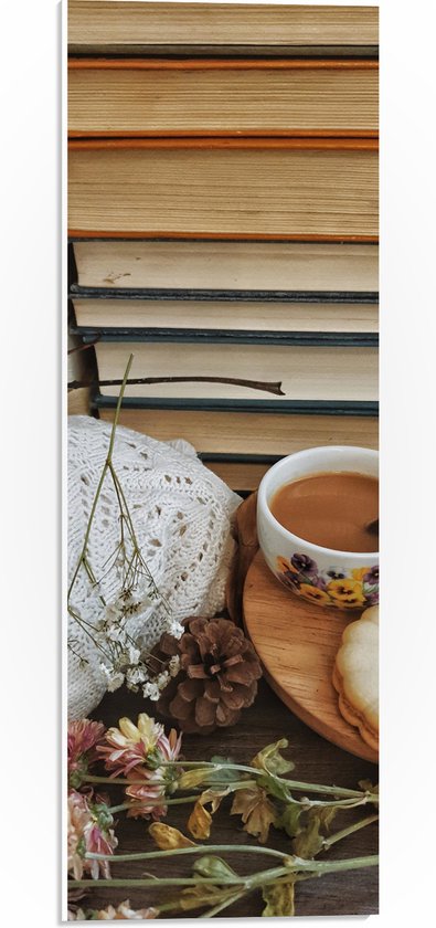 PVC Schuimplaat- Bakje Koffie tussen de Bloemenblaadjes met Boekenachtergrond - 20x60 cm Foto op PVC Schuimplaat