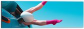 Dibond - Vrouwelijke Benen met Roze Sokken uit Raam van Blauwe Auto - 60x20 cm Foto op Aluminium (Met Ophangsysteem)