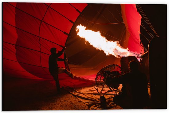 Dibond - Vuur in Doek van Rode Luchtballon - 60x40 cm Foto op Aluminium (Wanddecoratie van metaal)