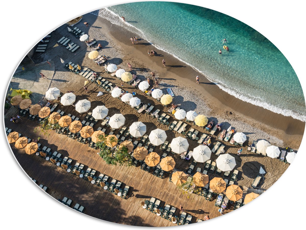 PVC Schuimplaat Ovaal - Zee - Strand - Bedjes - Parasols - Water - Hout - Mensen - 80x60 cm Foto op Ovaal (Met Ophangsysteem)