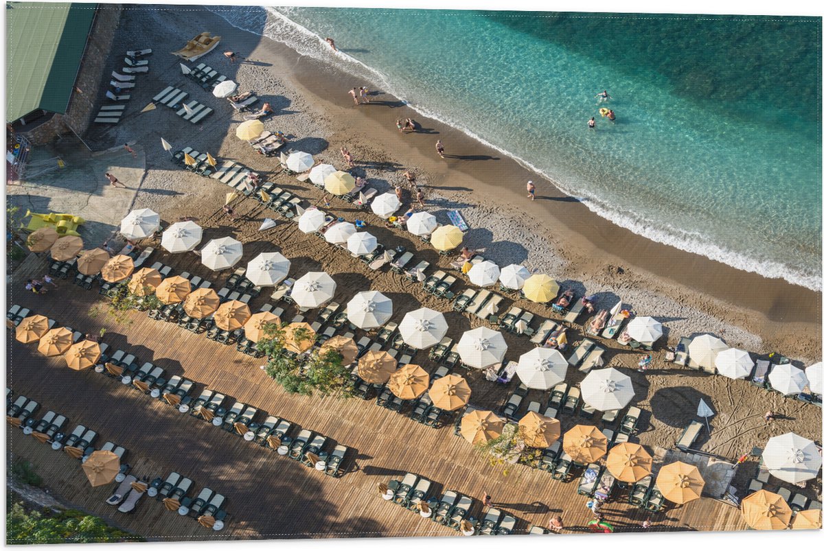 Vlag - Zee - Strand - Bedjes - Parasols - Water - Hout - Mensen - 75x50 cm Foto op Polyester Vlag