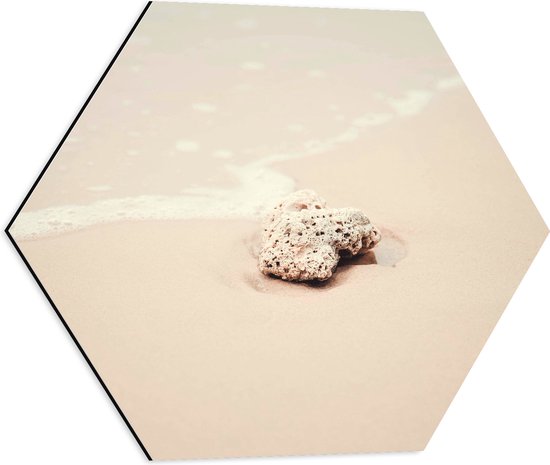 Dibond Hexagon - Zee - Strand - Zand - Steen - 50x43.5 cm Foto op Hexagon (Met Ophangsysteem)